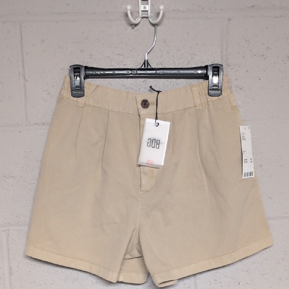 Urban Outfitters Khaki Chino Shorts W26, NWT, Mom Shorts, Cool Girl, Soft Girl - Picture 1 of 9